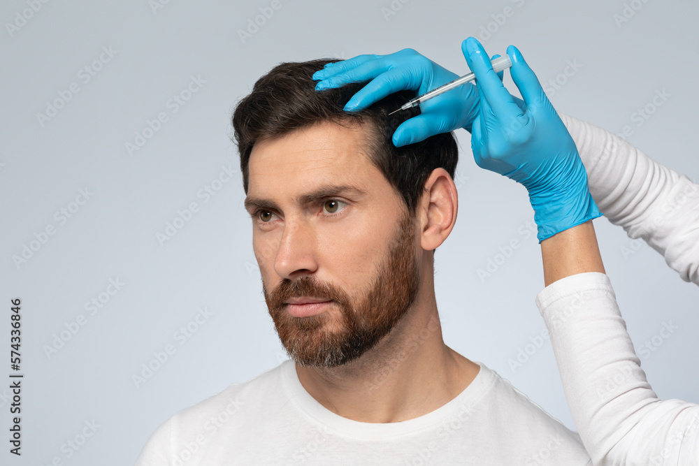 Homem aplicando enzimas no cabelo