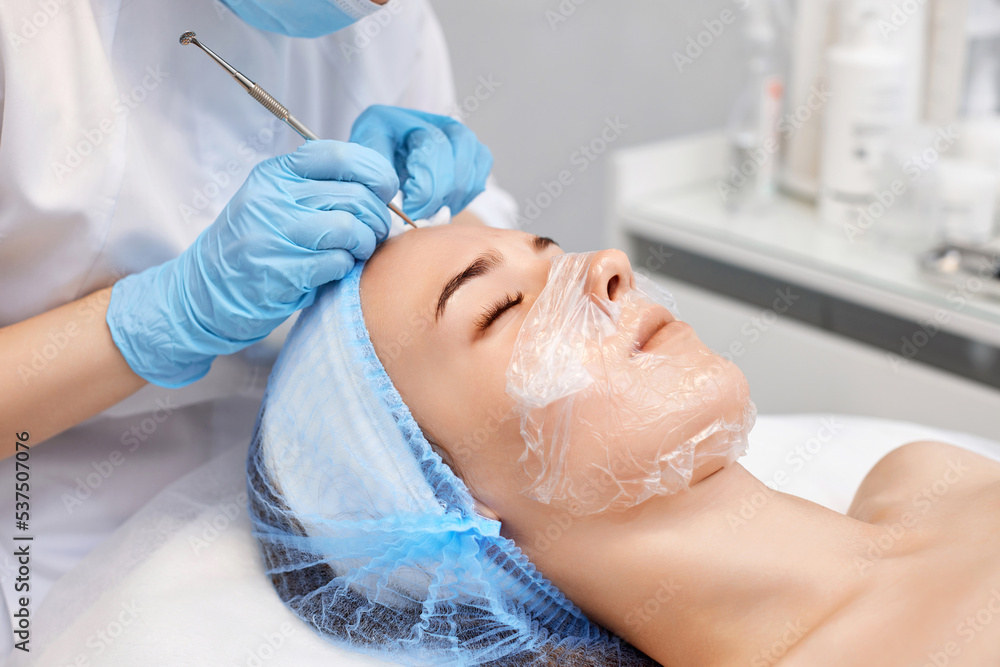 Mulher realizando limpeza de pele