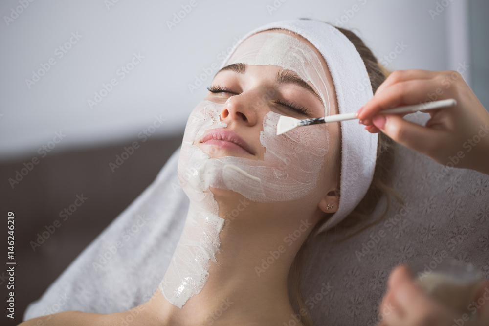 Peeling sendo aplicado em uma mulher