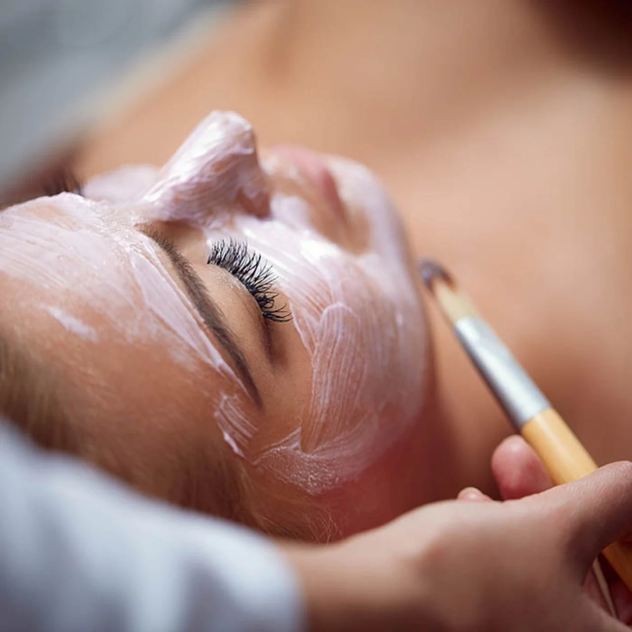 Mulher mostrando o skinbooster na pele